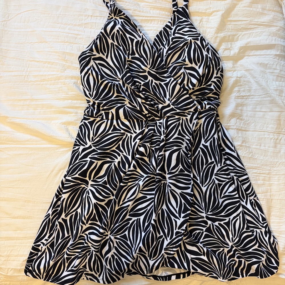 Lands' End swimdress size M, black/white, excellent!